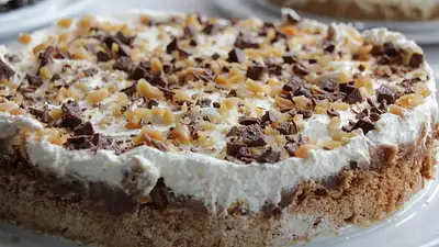 Ciasto Snickers na biszkopcie – przepis i porady